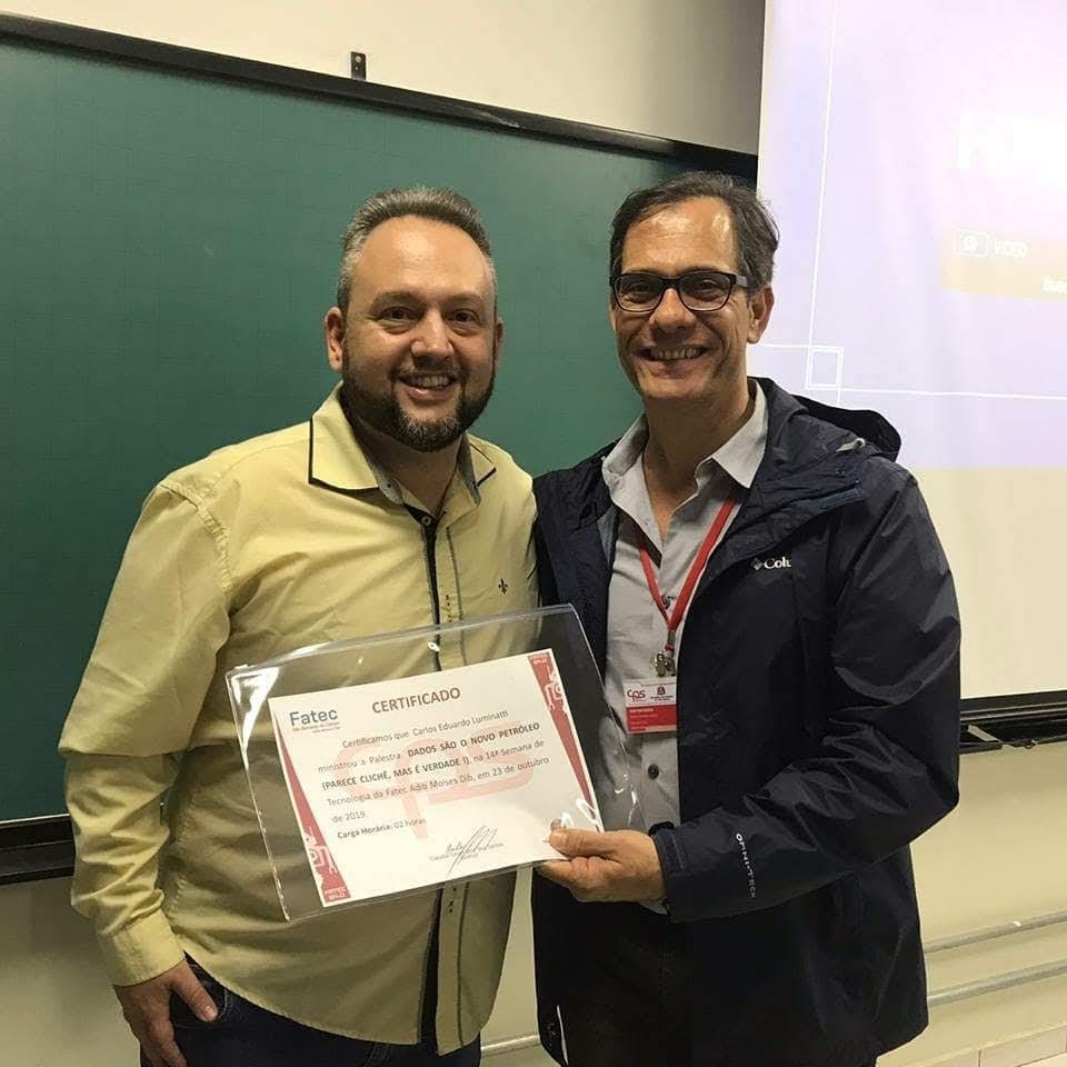 Carlos Eduardo Luminatti recebendo certificado na FATEC após palestra sobre dados em 2019